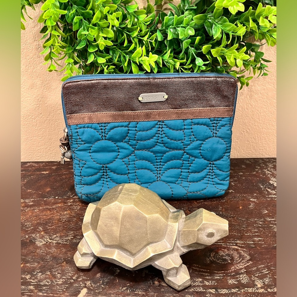 FOSSIL QUILTED FLOWER PRNT/LEATHER OUTSIDE w/WAX LINED FABRIC INSIDE TABLET CASE